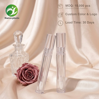 Tube de gloss à lèvres transparent de luxe de forme ronde avec bouchon à vis et applicateur, emballage cosmétique en plastique vide personnalisable