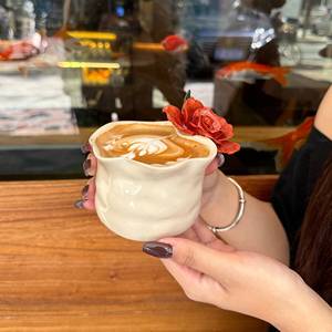Taza de Café de Cerámica Hecha a Mano, Tridimensional, con Rosa <span class=keywords><strong>Roja</strong></span> Pintada a Mano, Color Subesmaltado, Diseño Retro de Lujo Ligero, para Oficina o Cafetería - Product Image 4