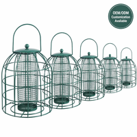 Mangeoire à oiseaux double cage verte avec cage à graines centrale en maille, grande poignée de suspension, couvercle en dôme et présentoir de jardin superposé