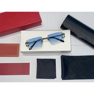 Lunettes de soleil personnalisées avec logo découpé, monture carrée sans cadre, UV400, de haute qualité, de marque classique et design. - Product Image 1