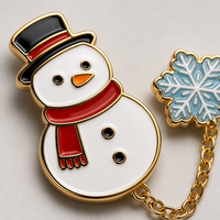 Broches de Noël en forme de bonhomme de neige, pendentifs flocon de neige, chaîne dorée, bijoux d'hiver, broches personnalisées en émail souple, vente en gros