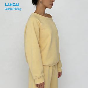 Ensemble deux pièces sur mesure OEM pour femmes, vêtements de détente, sweat-shirts oversize à épaules dénudées et <span class=keywords><strong>pantalon</strong></span> de survêtement à jambes larges et droites - Product Image 3