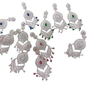 Boucles d'oreilles chandelier classiques de qualité supérieure en argent plaqué et strass pour réceptions de mariage et événements du soir - Product Image 1