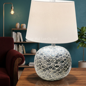 Lampe de table artisanale en nacre, design incrusté de coquillages, éclairage LED électrique à intensité variable pour une décoration intérieure haut de gamme - Product Image 3