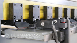 Durmapress Solution de rainurage automatique en V avec une capacité de couteau en alliage de 8mm et un système de contrôle CNC convivial - Product Image 6