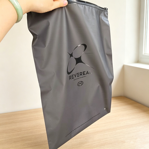 Sacs à fermeture éclair noirs givrés semi-transparents épais en gros, pochettes personnalisées avec logo UV pour vêtements, plusieurs tailles, faible MOQ - Product Image 6