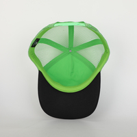 Casquette de camionneur de sport unisexe de haute qualité OEM Classics 5 panneaux en maille avec broderie personnalisée sur le côté avec écusson et logo