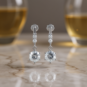 ต่างหูทรงหยดน้ำสีทองคำขาวจาก Suky London ประดับเพชรทรงกลมเจียระไนแบบบริลเลียนท์ ตัวเรือนแบบกรงเล็บ ดีไซน์คลาสสิกสำหรับผู้หญิง - Product Image 2