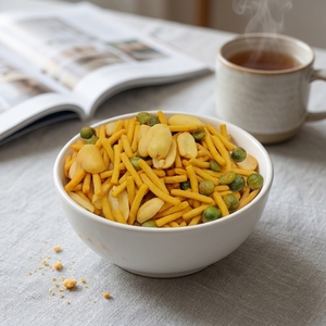 Mélange de haricots avec bâtonnets, Snack savoureux triple croustillant : pois, cacahuètes et bâtonnets - Product Image 1