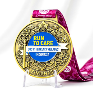 Medalla de Oro Antigua para Carreras con Borde Floral y Motivo de Llave Esqueleto para Eventos Filantrópicos de Carrera - Product Image 1