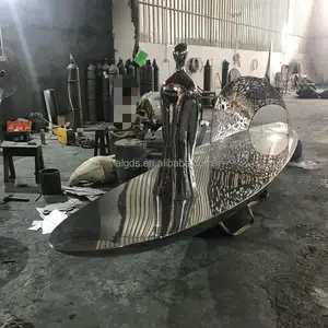 Fabricants de sculptures en acier inoxydable de parc Décoration de paysage de bateau en forme de miroir personnalisé Figure extérieure Sculpture Art