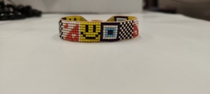Bracelet artisanal Sstringz en perles Miyuki Delica multicolores avec motif visage souriant jaune, motif œil bleu et motif à carreaux noir et blanc - Product Image 6