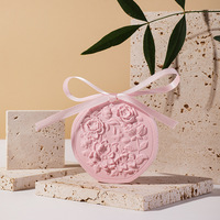 Diffuseur d'huile de parfum en céramique parfumée en plâtre pour garde-robe de maison suspendue en stock désodorisant en forme de fleur de rose