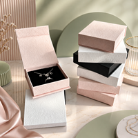 Boîte cadeau personnalisée pour bijoux avec finition en papier texturé pour emballage de collier, bague, boucles d'oreilles, fournisseur en gros