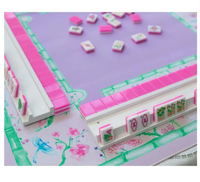 Tuiles de Mahjong américaines de style vacances tropicales avec motifs flamants roses et palmiers, tuiles en acrylique blanc avec dos rose vif