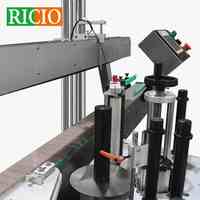 Machine d'application d'étiquettes verticale automatique RICIO pour bouteilles en verre et en métal, autocollante, simple face, pour l'industrie alimentaire et chimique