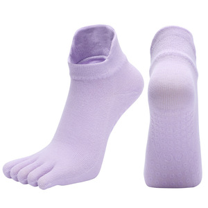Calcetines versátiles de cinco dedos para mujer, colores sólidos, mezcla de algodón peinado con puntos antideslizantes para aeróbicos y estiramientos - Product Image 1
