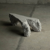Table basse de luxe moderne en pierre de lave, sculptée à la main, à trois piliers, en forme de roche brute, texture unique, table d'appoint pour salon de villa