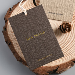 Etiqueta colgante personalizable de tamaño completo, etiqueta de marca de cartón de gama alta con textura en relieve, logotipo personalizado, cuerda de amarre adjunta - Product Image 1