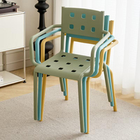 Chaises de salle à manger modernes en gros, dernier design, chaise empilable en plastique PP avec accoudoirs, mobilier pour la maison, le bar, l'appartement, l'école