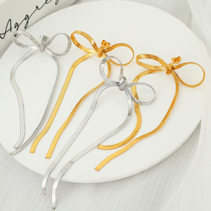 Pendientes Largos con Borlas y Lazo Estilo Retro Francés, de Acero Inoxidable con Baño de Oro, Diseño Exclusivo - Product Image 1