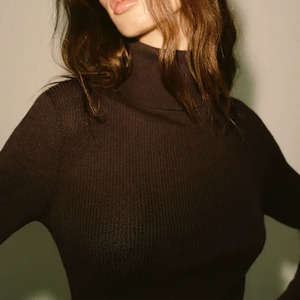 Pull élégant en laine tricotée à col roulé pour femme, manches longues, couleur unie, chaud pour l'automne, longueur midi - Product Image 4