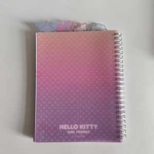 <span class=keywords><strong>Cuaderno</strong></span> encuadernado en <span class=keywords><strong>espiral</strong></span> <span class=keywords><strong>con</strong></span> cuatro divisores de índice de PP, <span class=keywords><strong>cuaderno</strong></span> de tapa blanda <span class=keywords><strong>con</strong></span> estampado colorido personalizado A5 al por mayor - Product Image 2