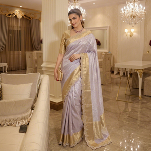 Sari de organza color lavanda suave con bordado de perlas y borde festoneado, y conjunto de blusa de tela dorada - Product Image 1