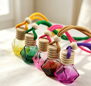 Bouteilles diffuseurs de parfum pour voiture personnalisées en gros – Désodorisants suspendus en verre transparent/coloré de formes variées - Product Image 1