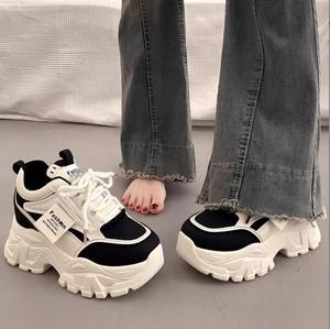 Sneakers Casual da donna bianche con sottopiede morbido con suola spessa con punta tonda per l'autunno - Product Image 4