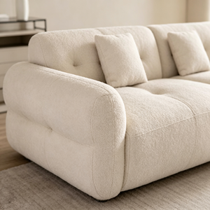 Canapé d'angle moderne et minimaliste en bouclette à trois places, avec dossier capitonné, accoudoirs rembourrés, pieds en bois, meuble polyvalent pour salon - Product Image 2
