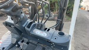 Chariot élévateur diesel d'occasion TCM Komatsu Heli FD30T4, équipement industriel, capacité de charge de 3/5/7/10 tonnes, déplacement latéral, mât à trois étages de 4,5 m - Product Image 3