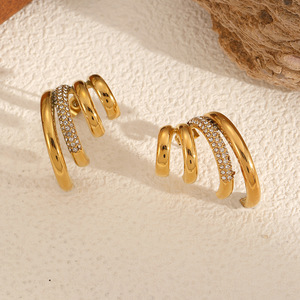 Pendientes Geométricos de Diamantes en Oro de 18k, Corte Baguette, Diseño de Gancho Curvo, Joyería Exclusiva de Alta Gama para Uso Diario - Product Image 3