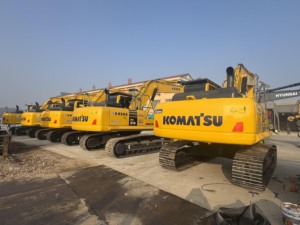 Máquina hidráulica duradera de excavadora sobre orugas Komatsu PC210 usada para el desarrollo de infraestructura vial y urbana - Product Image 4