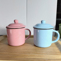 Ensemble de tasses et soucoupes en porcelaine à motif émaillé