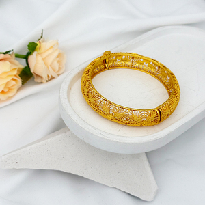 Bracciali Intagliati Cavi Placcati <span class=keywords><strong>Oro</strong></span> 24K All'Ingrosso, Gioielli Chunky da Sposa in Lega con Motivo Floreale Filigranato Largo Stile Dubai per Donna - Product Image 5