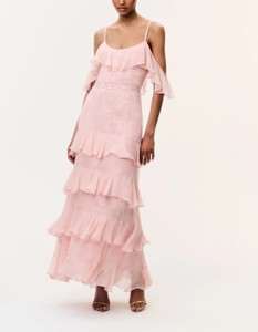 Vestido largo de mujer con hombros descubiertos, volantes escalonados, jacquard floral, de gasa, con tirantes finos, fluido, para invitadas de boda - Product Image 2