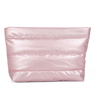 Vente en gros de pochette cosmétique en tissu rembourré avec logo personnalisé trousse de toilette de voyage souple et gonflée trousse à cosmétiques matelassée en nylon