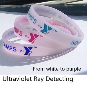 Braccialetto in Silicone Sensibile ai Raggi UV che Cambia Colore, Personalizzabile con il Tuo Logo - Product Image 2