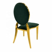 Chaise de banquet empilable en velours vert pour événements et mariages, avec piètement en acier inoxydable doré, idéale pour hôtels et restaurants.