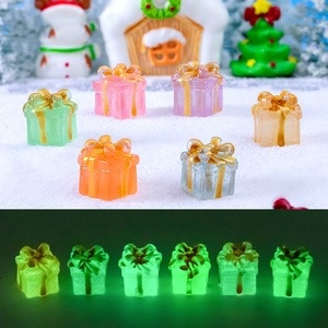 Miniaturas <span class=keywords><strong>de</strong></span> Cajas <span class=keywords><strong>de</strong></span> Regalo <span class=keywords><strong>de</strong></span> Navidad <span class=keywords><strong>de</strong></span> Resina Luminosa Figuras <span class=keywords><strong>que</strong></span> Brillan en la Oscuridad Adorno Artesanal <span class=keywords><strong>de</strong></span> Resina para Recuerdos <span class=keywords><strong>de</strong></span> Fiesta Rellenos <span class=keywords><strong>de</strong></span> Bolsas Decoración - Product Image 2