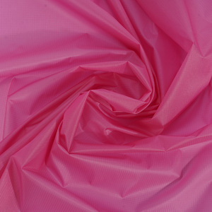 Tissu en bâche nylon 120GSM enduit PU, imperméable, respirant, léger, pour vêtements et articles de sport, tissé uni teint - Product Image 2