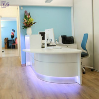 Comptoir de réception moderne sur mesure, design brillant blanc avec rayures argentées, 1 place, pour petit bureau