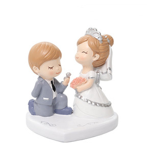 Statue en résine personnalisée romantique Saint Valentin Souvenir s'embrasser proposant des Figurines de couple pour la <span class=keywords><strong>d</strong></span>écoration et le cadeau de mariage - Product Image 2