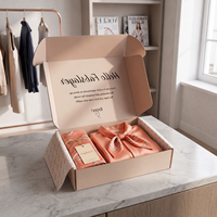 Boîte d'expédition en carton ondulé personnalisée, recyclable, rose, imprimée de motifs floraux, avec lamination mate et fentes, pour pyjamas
