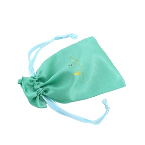 Sac à cordon personnalisé en satin vert clair avec fermeture éclair, sac à chaussures anti-poussière, sac de rangement surdimensionné pour le linge, pochette à cordon avec logo imprimé - Product Image 3