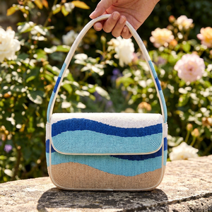 Sac à main rectangulaire en polyester brodé à la main avec perles, motif à rayures ondulées, bleu et blanc - Product Image 1
