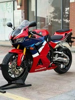 Moto sportive Honda CBR600RR 600cc à quatre cylindres en ligne à essence pour les pilotes confirmés et les amateurs de piste