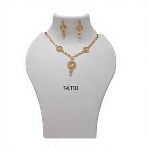 Conjunto de Collar con Colgante de Moneda de Oro con Eslabones de Cadena Texturizados y Pendientes a Juego para Joyería Étnica Femenina - Product Image 2