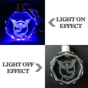 Portachiavi LED Pokémon con Logo delle 3 Squadre Valor Mystic Instinct in Cristallo - Product Image 2